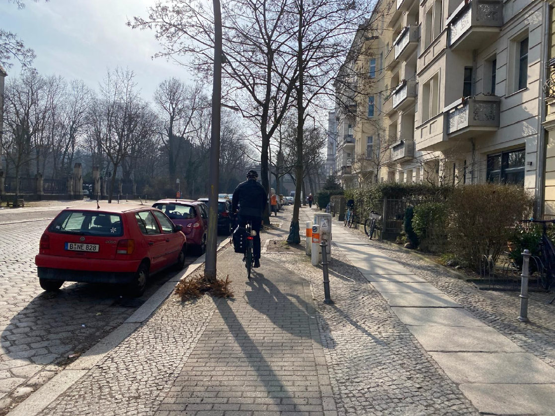 Luftbild von Berlin mit farbig markierten Radschnellweg-Routen und Knotenpunkten